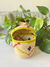 Load image into Gallery viewer, Rwenzori Big Kindness Basket with Pointed Lid
