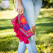 Load image into Gallery viewer, Flores Tassel Clutch
