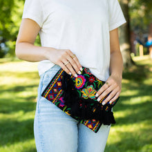 Load image into Gallery viewer, Flores Tassel Clutch
